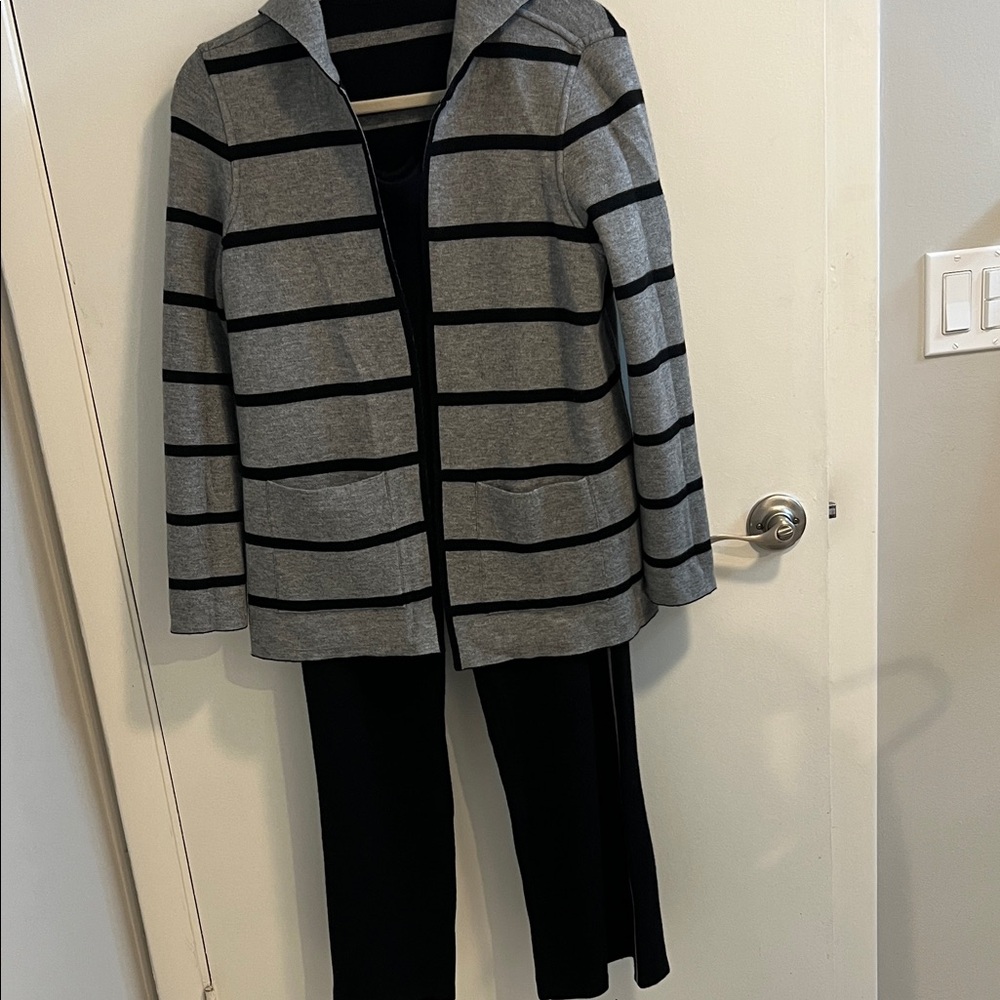 Chico's Luxe Black & Gray Striped Reversible Sweater Knit Set Sz 1 8/10